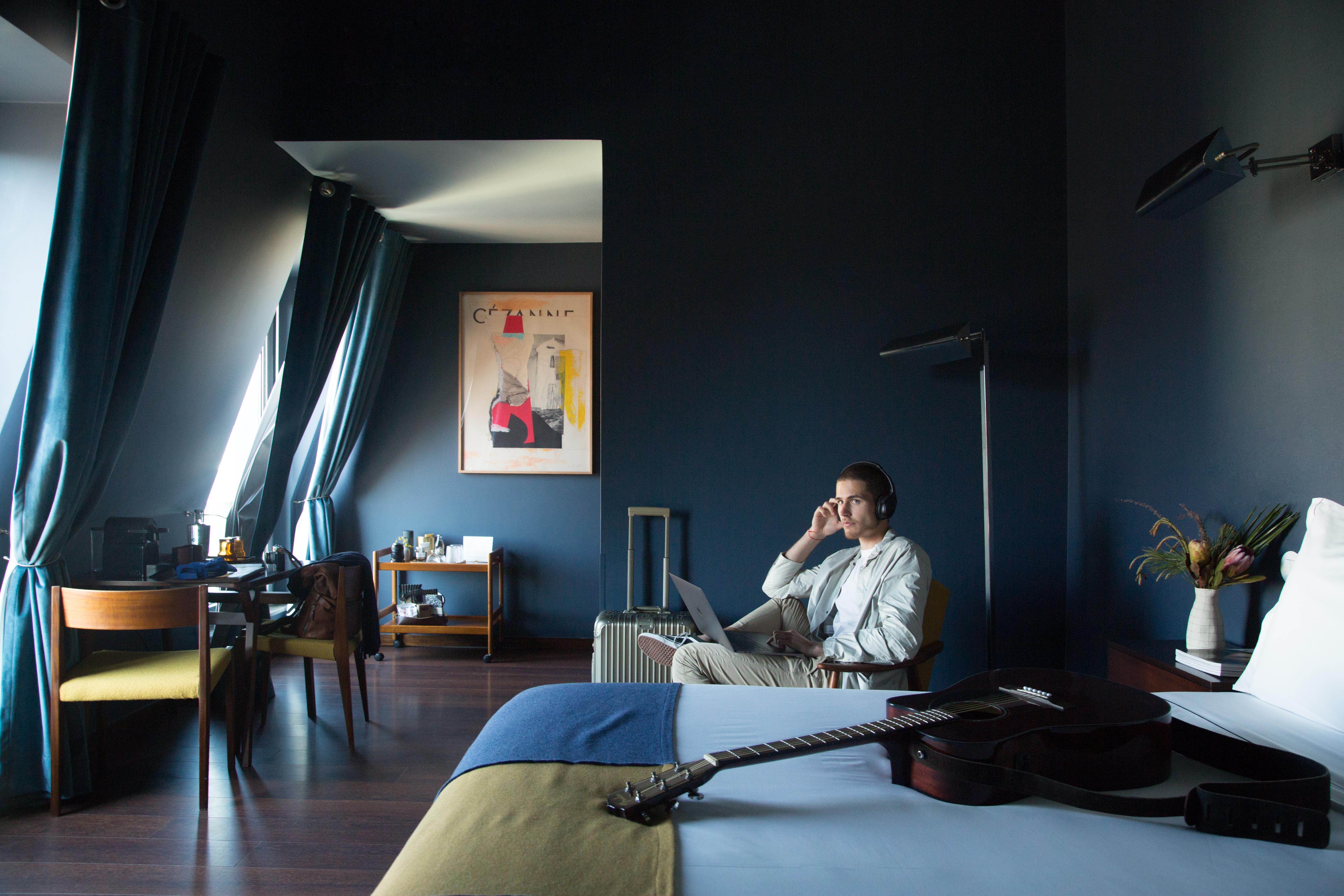 The Vintage Hotel & Spa Lisbon Lisboa Exterior foto A guest in a room at the Hotel
