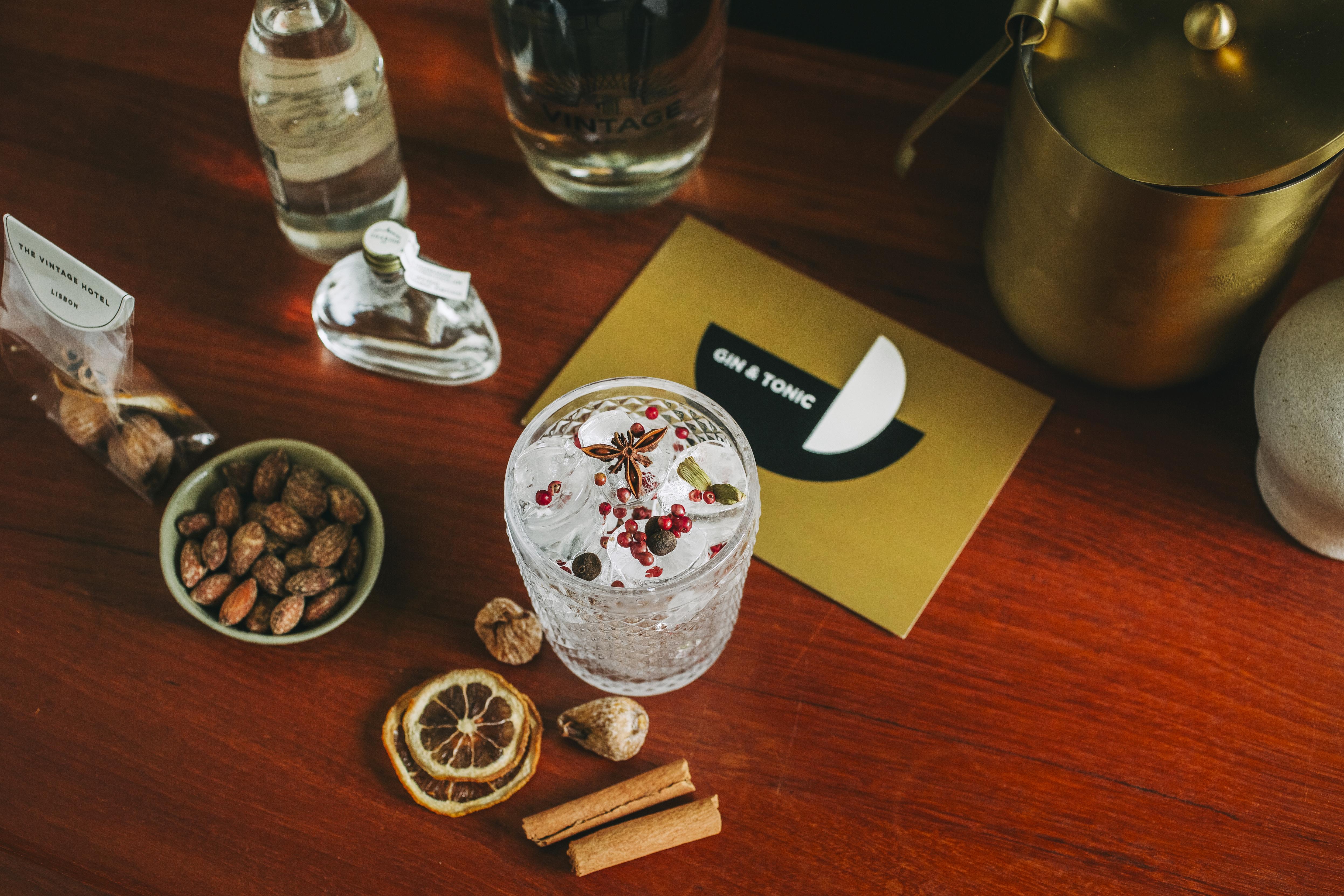 The Vintage Hotel & Spa Lisbon Lisboa Exterior foto A gin and tonic