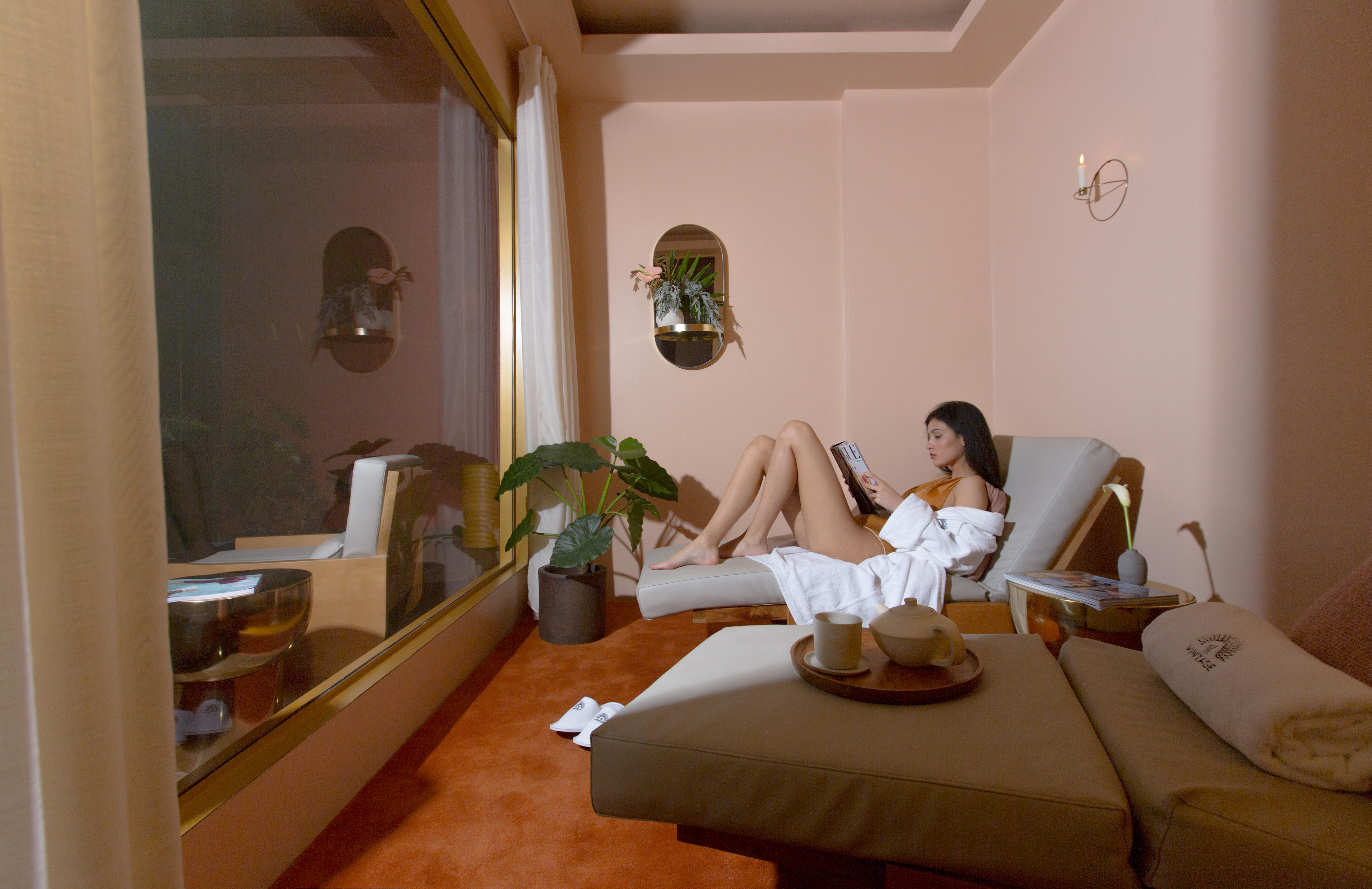 The Vintage Hotel & Spa Lisbon Lisboa Exterior foto A woman relaxing in a spa