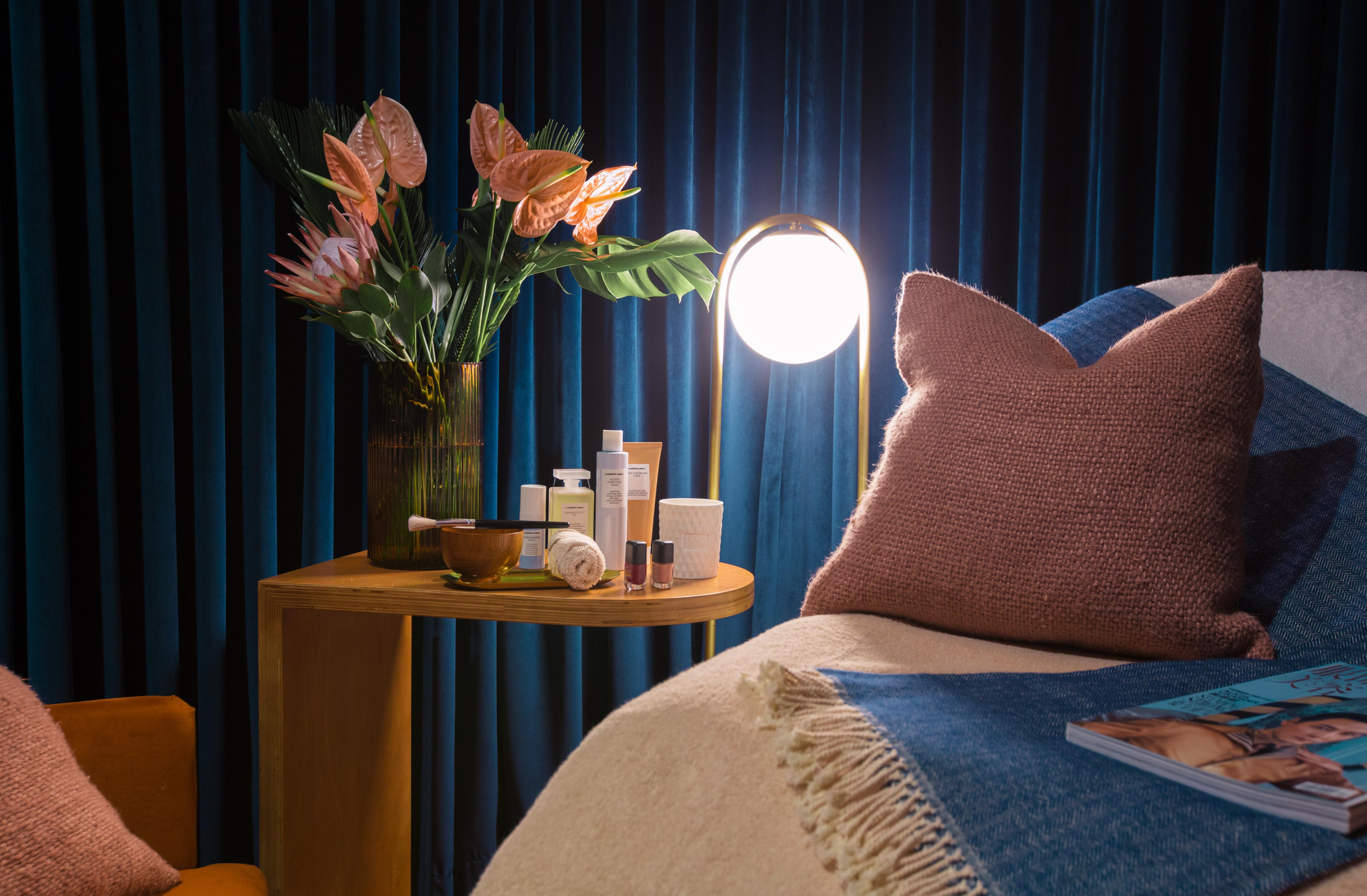 The Vintage Hotel & Spa Lisbon Lisboa Exterior foto A bedroom with a blue curtain