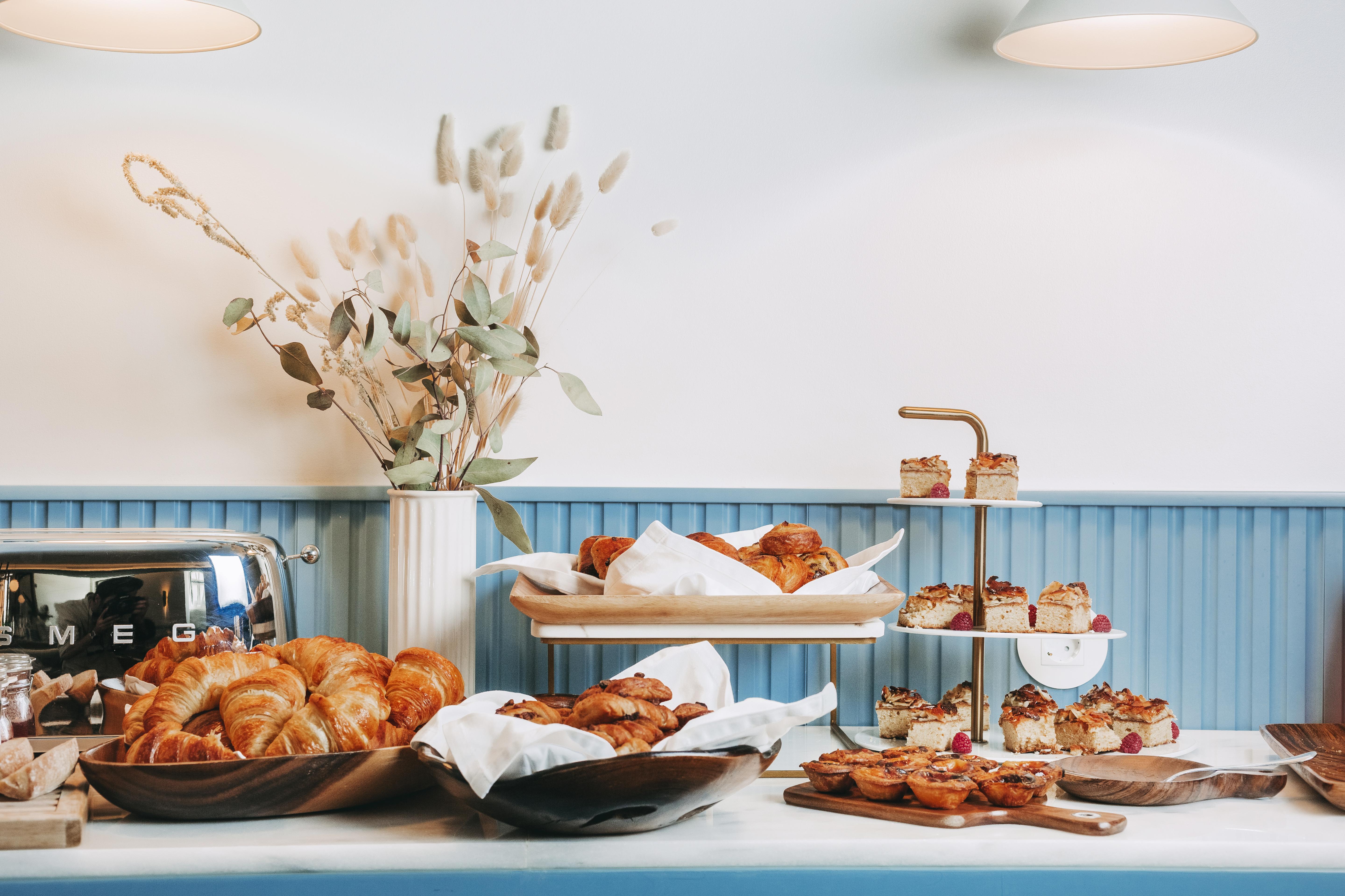 The Vintage Hotel & Spa Lisbon Lisboa Exterior foto A selection of pastries at a bakery