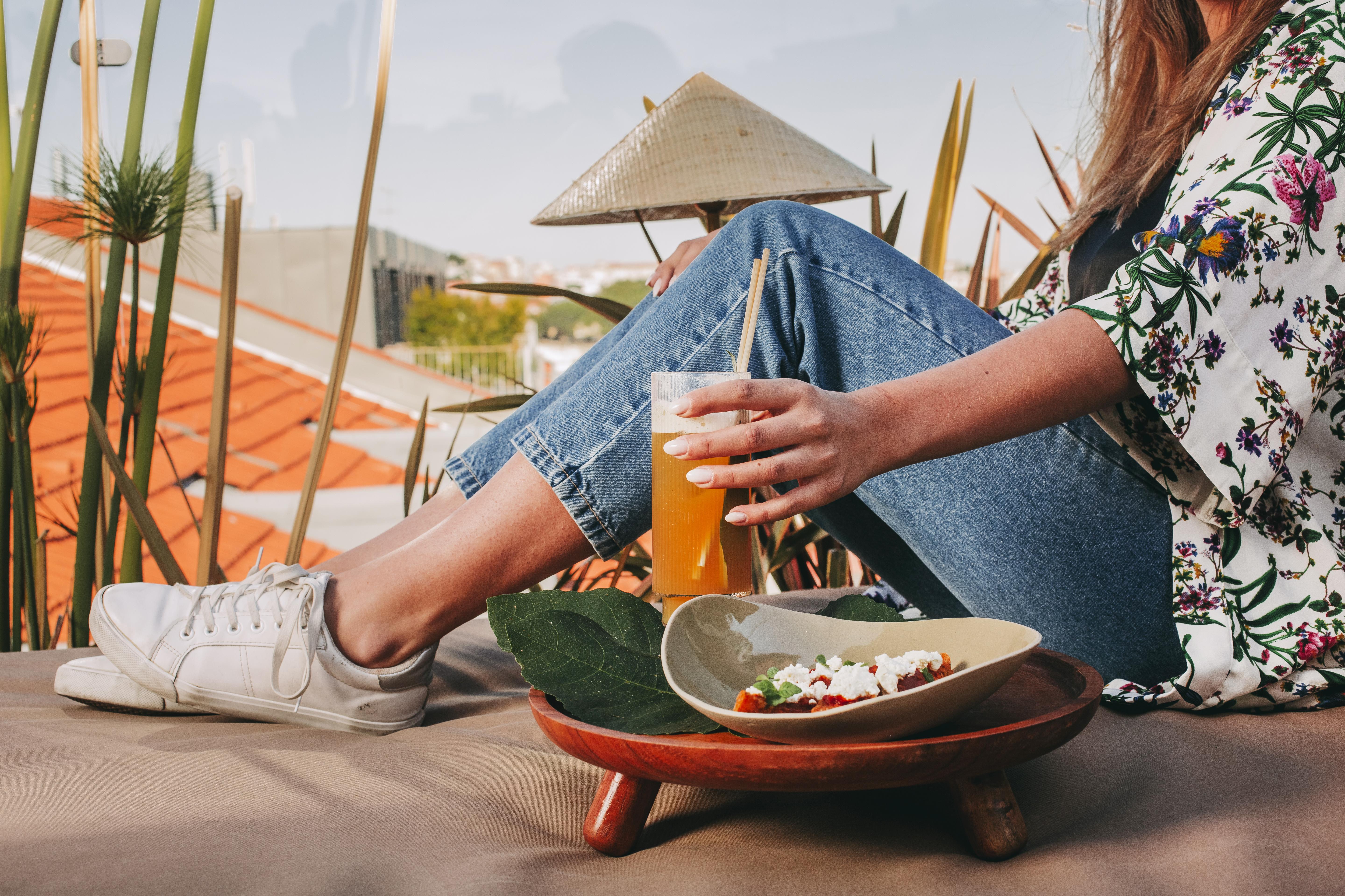 The Vintage Hotel & Spa Lisbon Lisboa Exterior foto A woman drinking a glass of beer