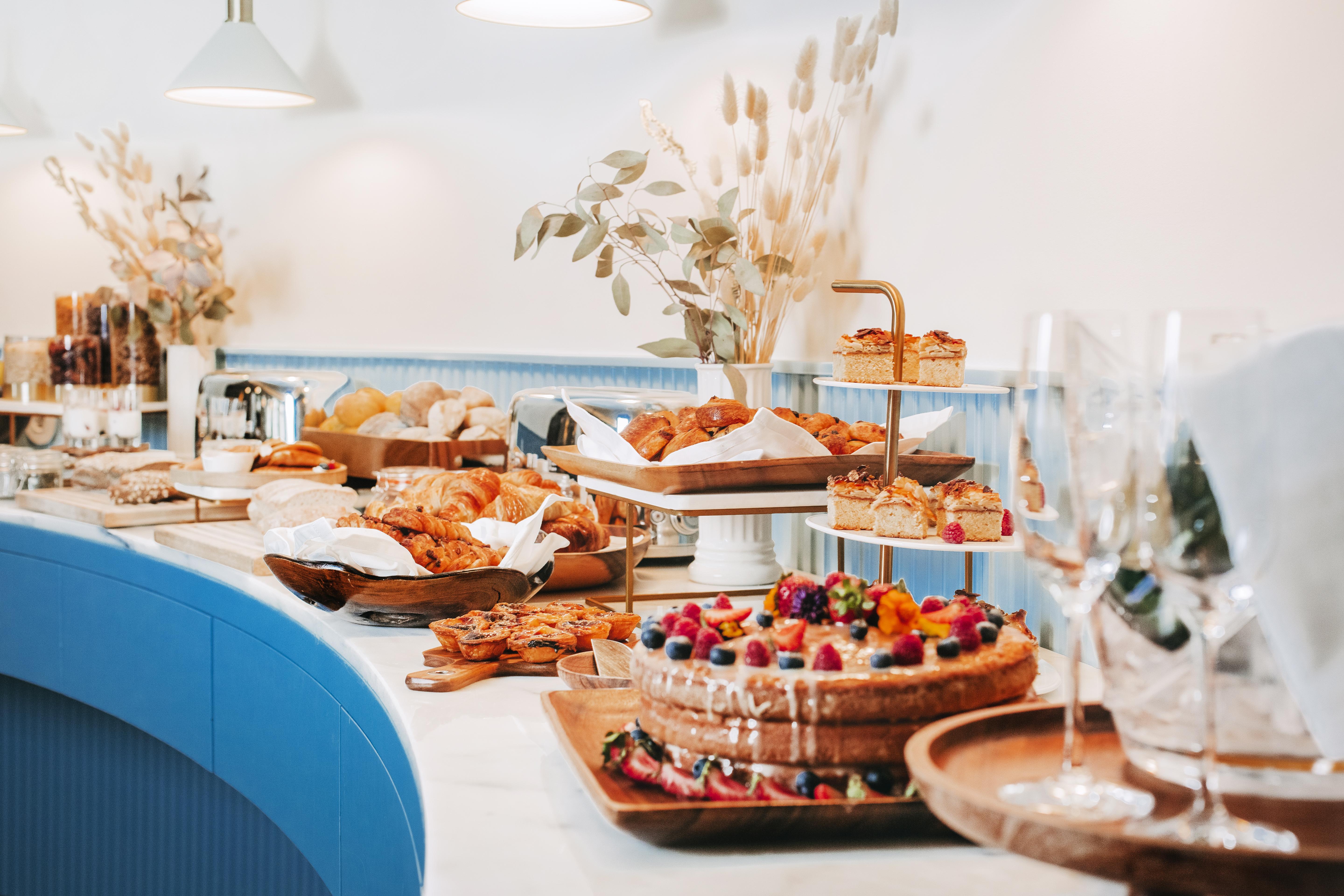 The Vintage Hotel & Spa Lisbon Lisboa Exterior foto A buffet at a restaurant