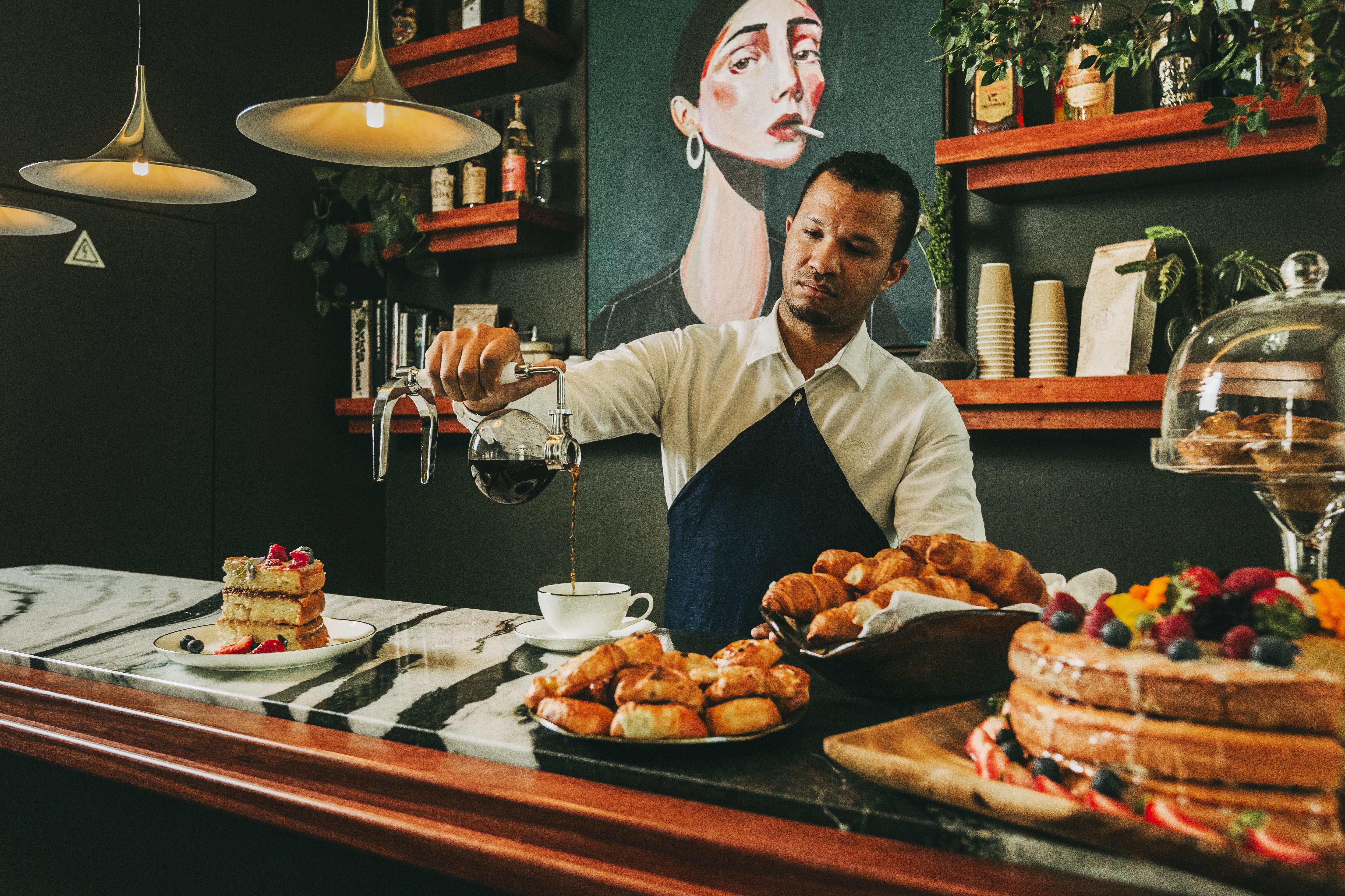 The Vintage Hotel & Spa Lisbon Lisboa Exterior foto A barista at work
