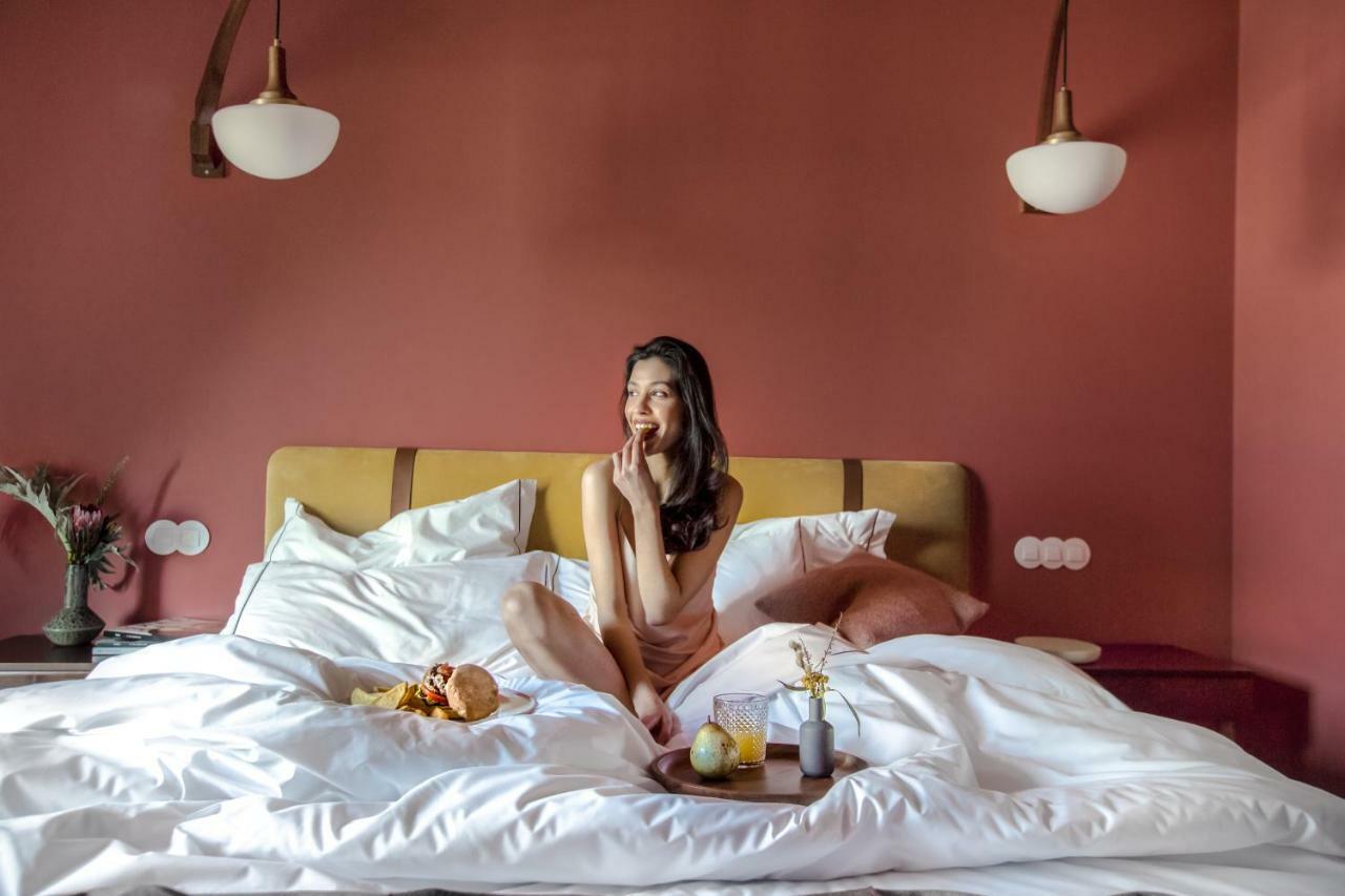 The Vintage Hotel & Spa Lisbon Lisboa Exterior foto A woman in bed